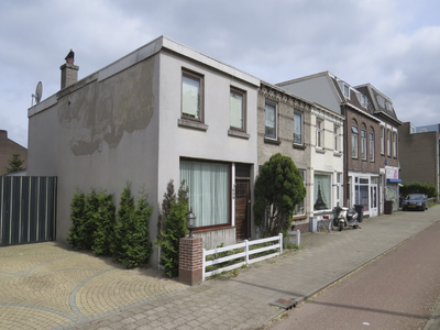 906326 Gezicht op voorgevels van de panden Amsterdamsestraatweg 809-lager te Utrecht, met op de zijgevel van het pand ...